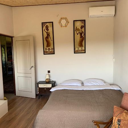Pensjonat Guests House Qotukner Karbi Zewnętrze zdjęcie