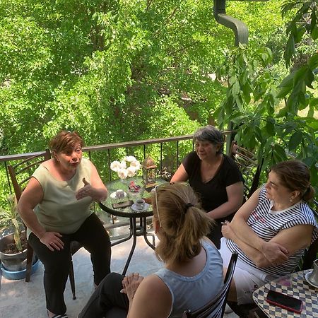 Pensjonat Guests House Qotukner Karbi Zewnętrze zdjęcie