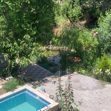 Pensjonat Guests House Qotukner Karbi Zewnętrze zdjęcie