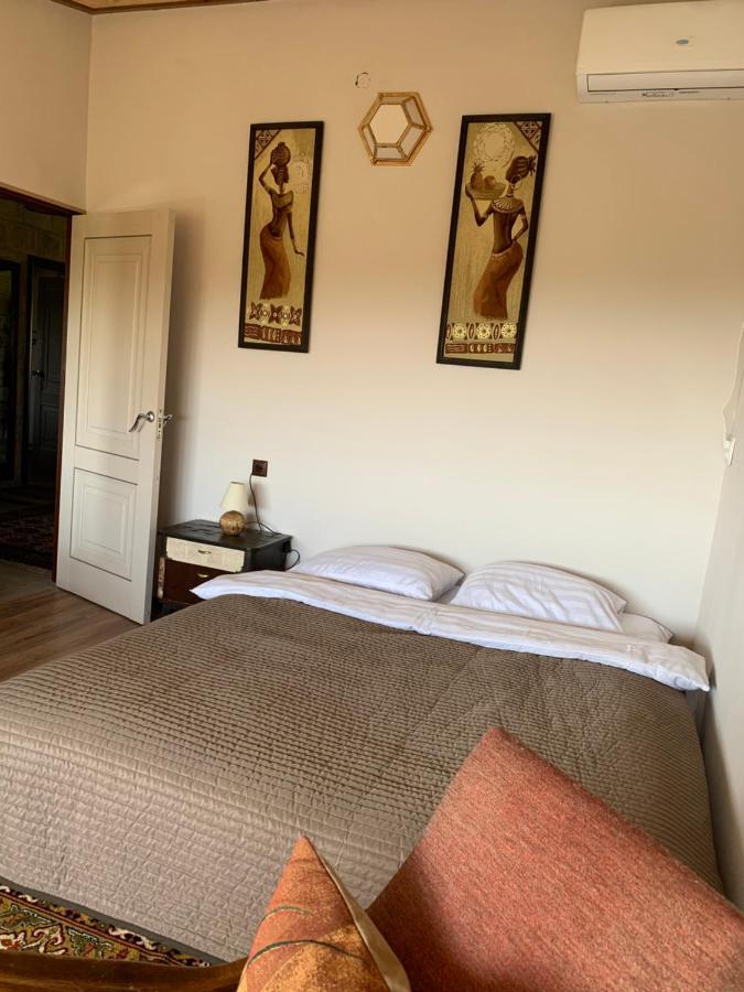 Pensjonat Guests House Qotukner Karbi Zewnętrze zdjęcie