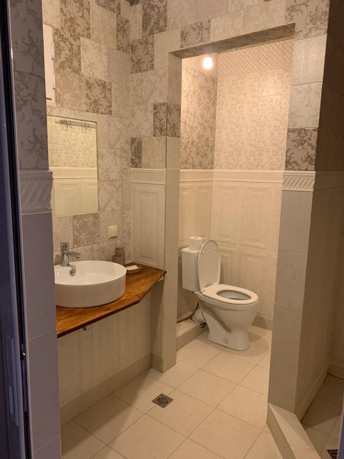 Pensjonat Guests House Qotukner Karbi Zewnętrze zdjęcie