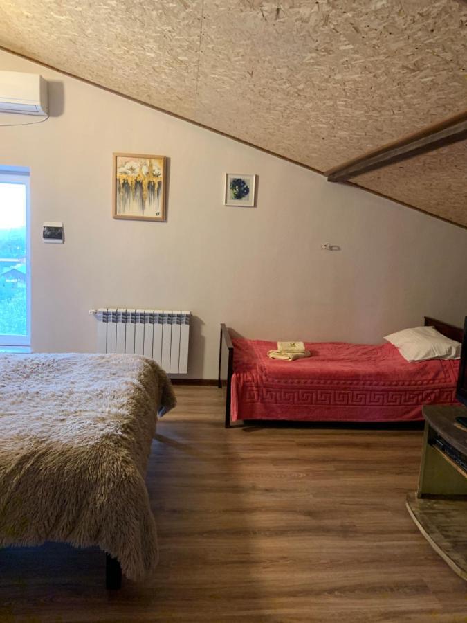 Pensjonat Guests House Qotukner Karbi Zewnętrze zdjęcie