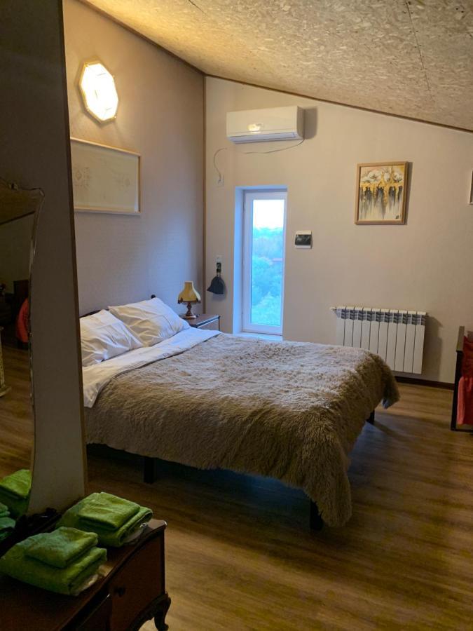 Pensjonat Guests House Qotukner Karbi Zewnętrze zdjęcie