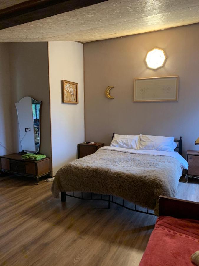 Pensjonat Guests House Qotukner Karbi Zewnętrze zdjęcie