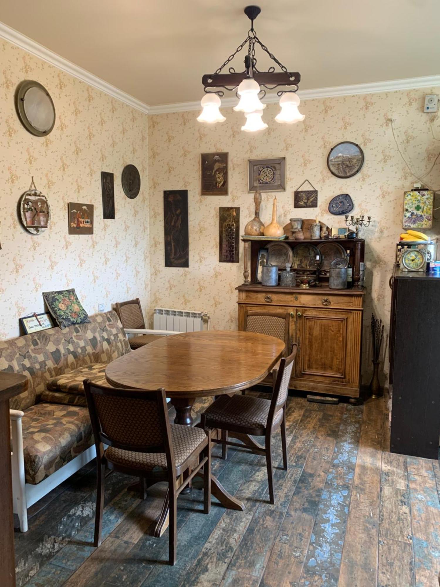 Pensjonat Guests House Qotukner Karbi Zewnętrze zdjęcie