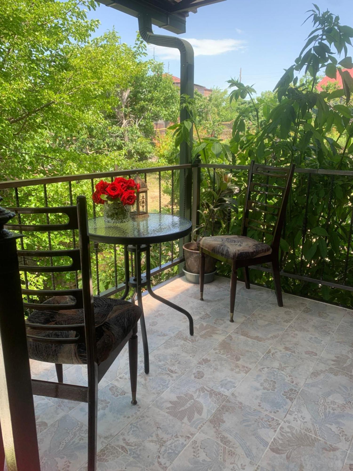 Pensjonat Guests House Qotukner Karbi Zewnętrze zdjęcie