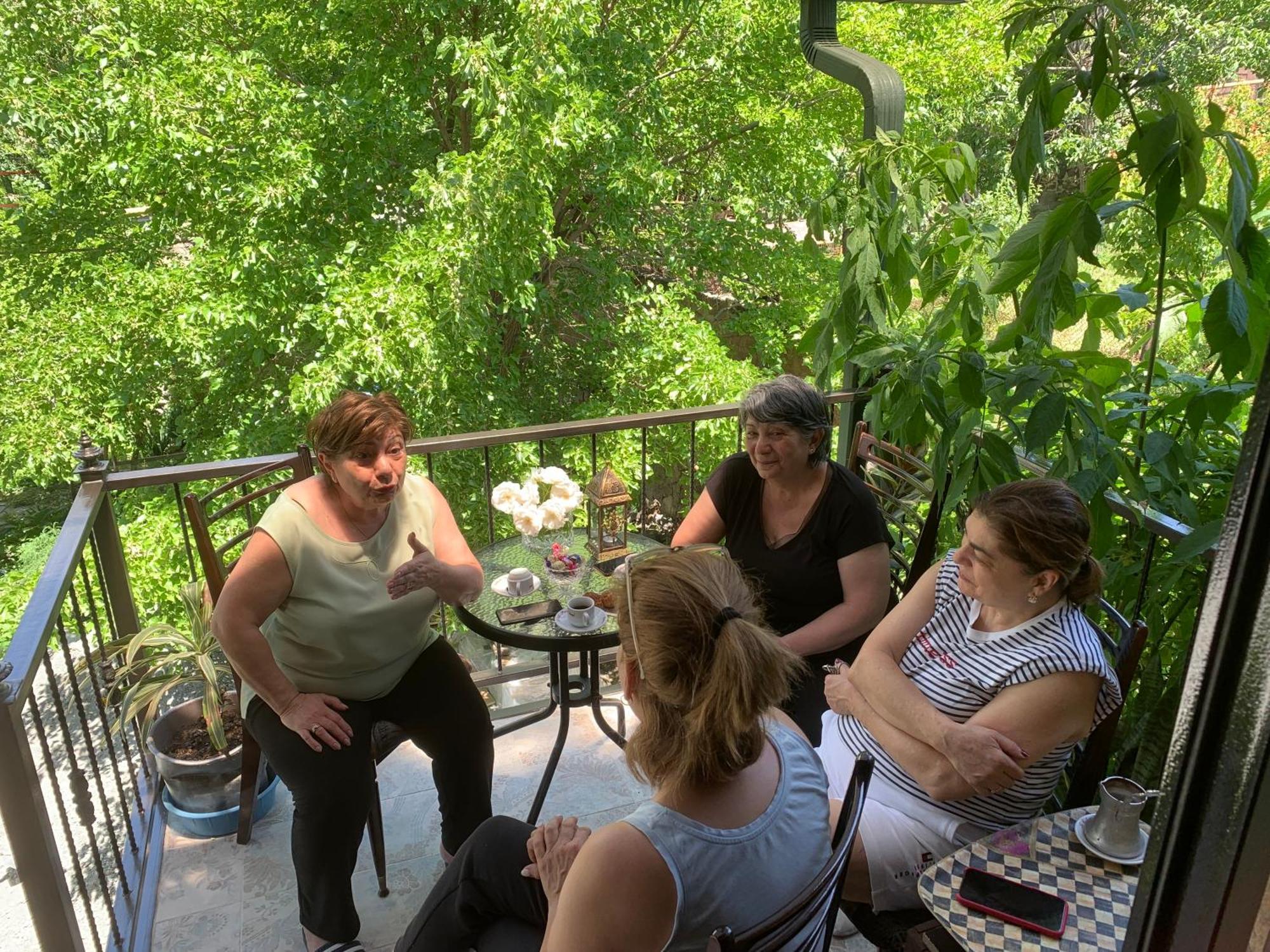 Pensjonat Guests House Qotukner Karbi Zewnętrze zdjęcie