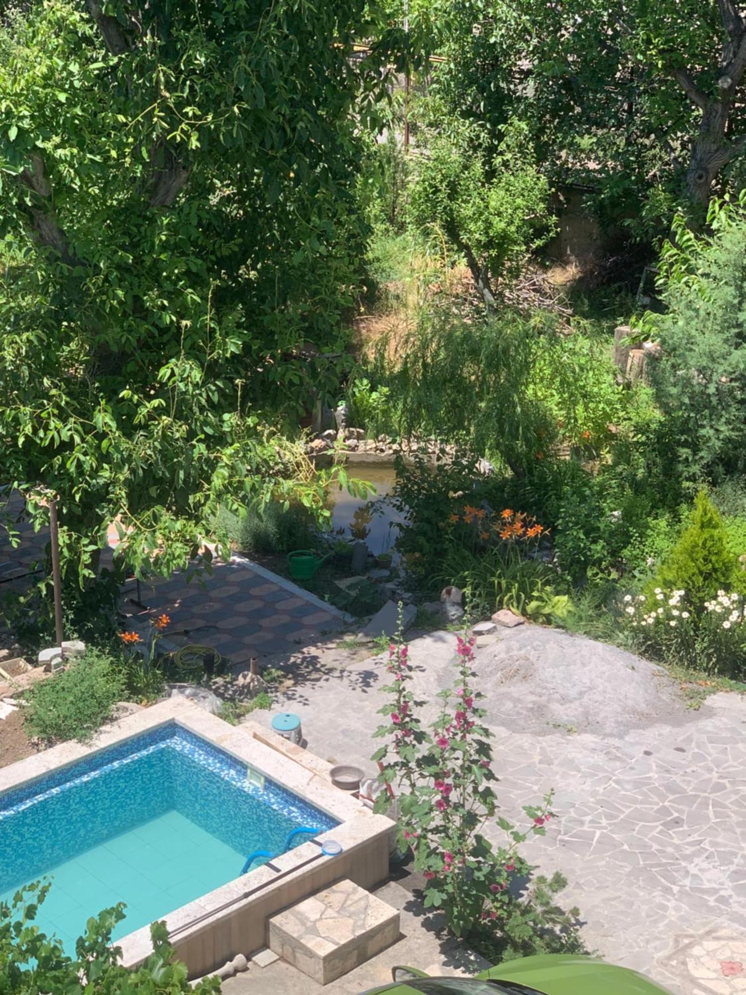 Pensjonat Guests House Qotukner Karbi Zewnętrze zdjęcie